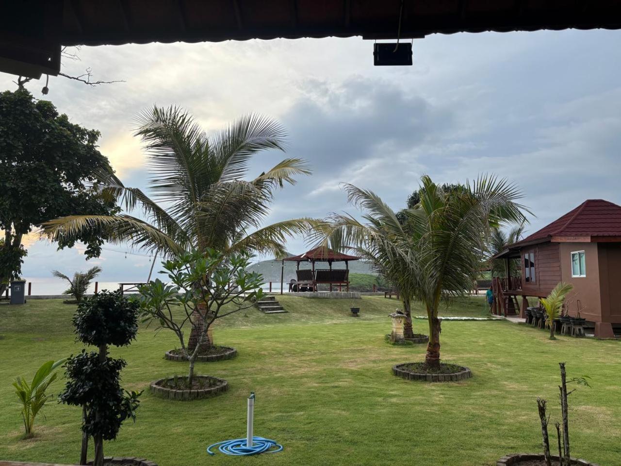 Mama Nings Beach Hotel Sekongkang Экстерьер фото